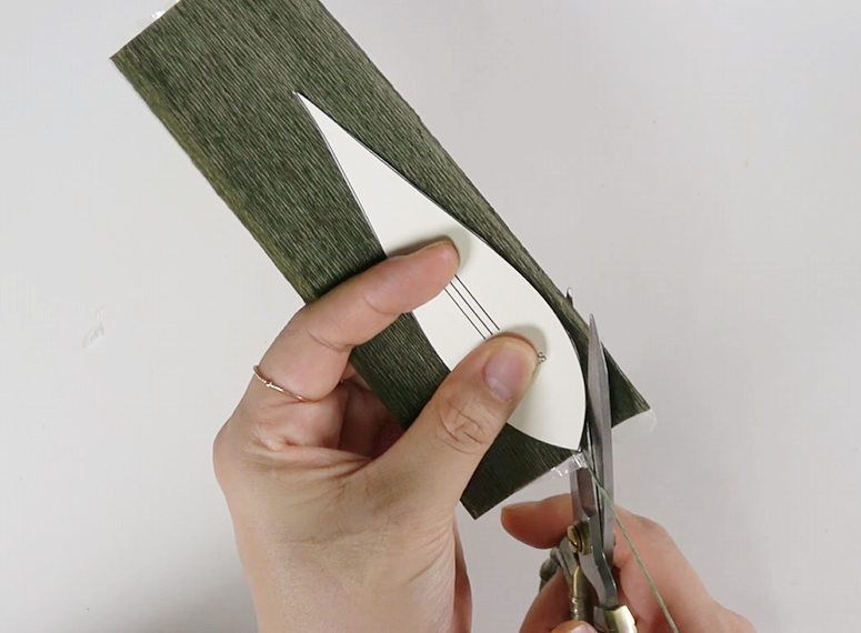 Adding brown pastel powder to the tips of the stamens for a realistic crepe paper lily