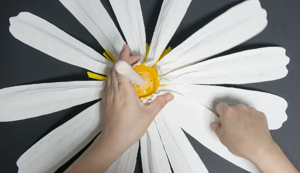 Arranging giant daisy petals evenly around the flower center