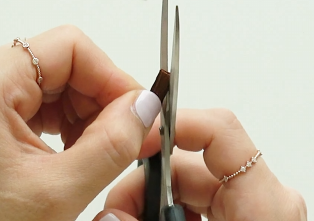 Cutting brown crepe paper using the plum blossom sepal pattern