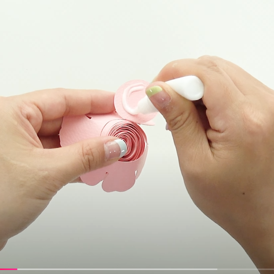 Removing the rolling tool after forming the center of the paper rose