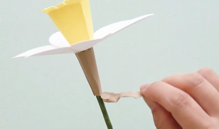 Crumpling the brown paper spathe to create a natural daffodil texture