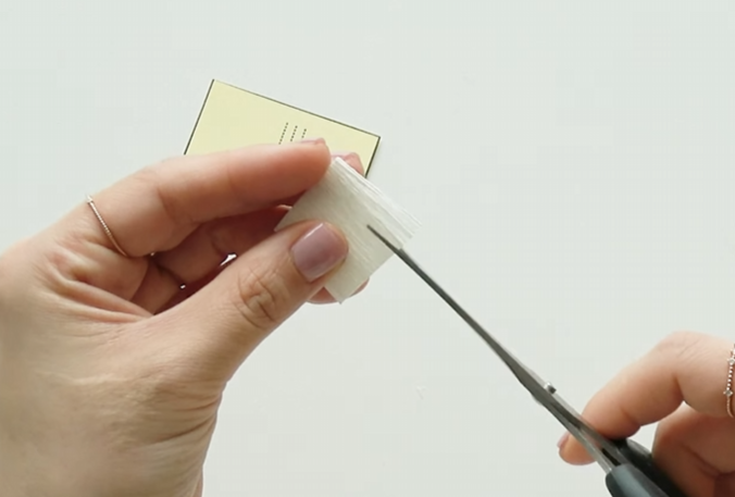 Making fine fringed stamens from white crepe paper for a handmade flower